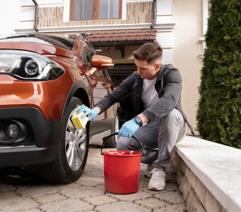 Lavage auto à domicile Lugon-et-l'Île-du-Carnay : professionnel intervenant sur un véhicule